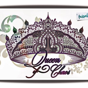 K&ouml;nnte beinhalten: Eine verzierte Krone in Lila- und Gr&uuml;nt&ouml;nen mit dem Text "Queen of Chaos" darunter. Die Krone befindet sich auf einem wei&szlig;en Hintergrund mit einem floralen Muster.