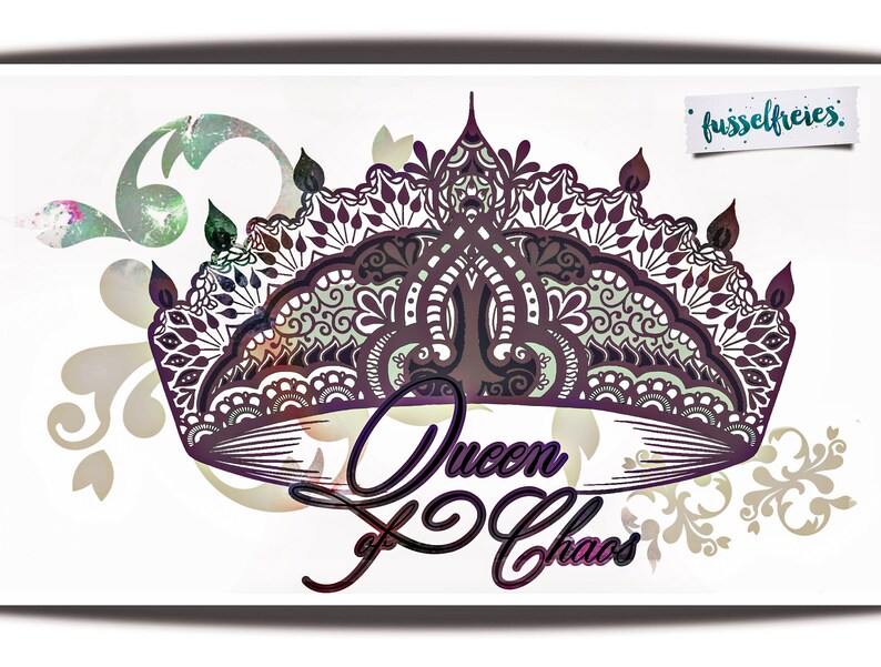 K&ouml;nnte beinhalten: Eine verzierte Krone in Lila- und Gr&uuml;nt&ouml;nen mit dem Text "Queen of Chaos" darunter. Die Krone befindet sich auf einem wei&szlig;en Hintergrund mit einem floralen Muster.