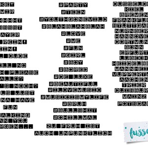 Könnte beinhalten: Ein Schwarzweißbild mit einer Collage aus Wörtern und Hashtags. Die Wörter sind in verschiedenen Schriftarten und Größen. Die Hashtags beinhalten #party, #teen, #love, #fun, #girl, #bored, #deluxe, #beautiful, #ilovemusic, #musicismylife, #bruh, #bullshit, #chillmal. Die Wörter beinhalten "hungry monkey", "cool dude", "what the", "fish", "go home", "geil", "altaaaa", "chiller", "girls just", "vanna have", "fun", "just stop talking", "better than you", "mach ich morgen", "zu froh ist", "auch unpunklich". Die Wörter sind in einem Raster angeordnet. Das Bild enthält auch den Text "fusselfreies."