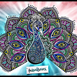 K&ouml;nnte beinhalten: Ein farbenfrohes Mandala-Design mit einem Pfau mit filigranen Details in Blaut&ouml;nen, Gr&uuml;n, Rosa und Gelb. Das Mandala ist von einem wei&szlig;en Hintergrund umgeben.