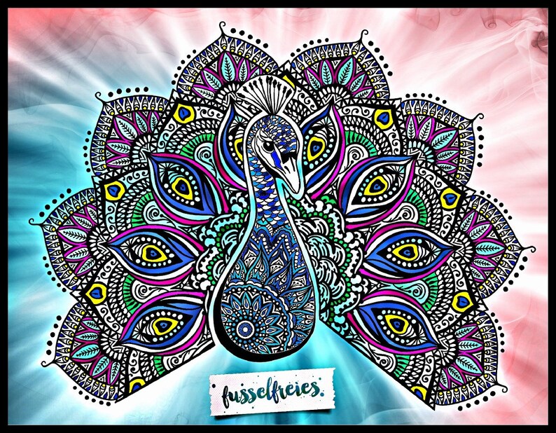 K&ouml;nnte beinhalten: Ein farbenfrohes Mandala-Design mit einem Pfau mit filigranen Details in Blaut&ouml;nen, Gr&uuml;n, Rosa und Gelb. Das Mandala ist von einem wei&szlig;en Hintergrund umgeben.
