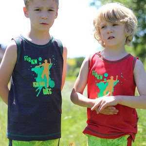 May include: Two boys wearing sleeveless shirts with a green and black striped pattern and green and yellow patterned shorts. The shirts have a graphic print of a person jumping with the text "Ferien" and "Ich bin weg".