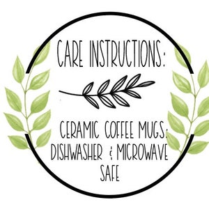 Peut inclure: Un cercle noir et blanc avec des branches feuillues vertes de chaque c&ocirc;t&eacute;. Le cercle contient le texte "CARE INSTRUCTIONS: CERAMIC COFFEE MUGS: DISHWASHER & MICROWAVE SAFE".