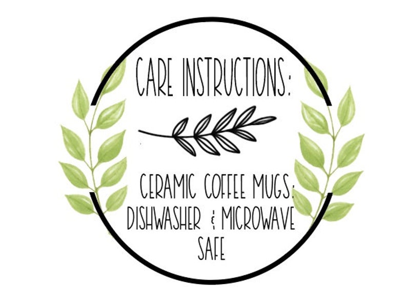 Peut inclure: Un cercle noir et blanc avec des branches feuillues vertes de chaque c&ocirc;t&eacute;. Le cercle contient le texte "CARE INSTRUCTIONS: CERAMIC COFFEE MUGS: DISHWASHER & MICROWAVE SAFE".