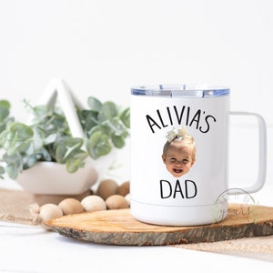 Peut inclure: Mug de voyage en acier inoxydable blanc avec une photo d'un jeune enfant et le texte "Alivia's Dad" imprim&eacute; dessus.