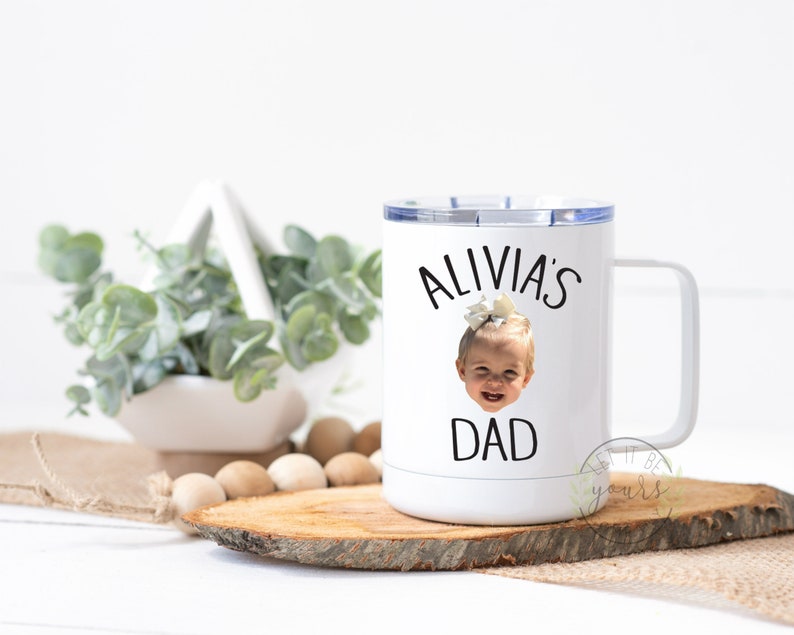 Peut inclure: Mug de voyage en acier inoxydable blanc avec une photo d'un jeune enfant et le texte "Alivia's Dad" imprim&eacute; dessus.