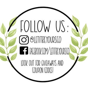Peut inclure: Un graphique noir et blanc avec des feuilles vertes de chaque c&ocirc;t&eacute; d'un cercle. Le cercle contient le texte "FOLLOW US:" et les poign&eacute;es de m&eacute;dias sociaux pour Instagram et Facebook. Le texte "LOOK OUT FOR GIVEAWAYS AND COUPON CODES!" est &eacute;galement inclus.
