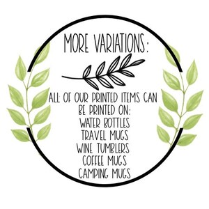 Peut inclure: Un graphique noir et blanc avec des branches feuillues vertes de chaque c&ocirc;t&eacute; d'un cercle. Le cercle contient le texte "MORE VARIATIONS:" et une liste d'articles pouvant &ecirc;tre imprim&eacute;s sur : "WATER BOTTLES, TRAVEL MUGS, WINE TUMBLERS, COFFEE MUGS, CAMPING MUGS".
