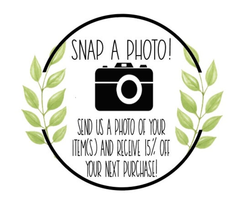 Peut inclure: Une illustration en noir et blanc d'un appareil photo avec des branches feuillues vertes de chaque c&ocirc;t&eacute;. Le texte dit "SNAP A PHOTO! SEND US A PHOTO OF YOUR ITEM(S) AND RECEIVE 15% OFF YOUR NEXT PURCHASE!"