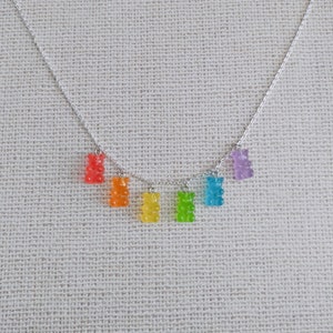 Gay Pride Harz Gummibärchen Halskette. 18 Zoll versilberte Kette. Pride-Flagge. LGBTQ+. Regenbogen. Regenbogen Fahne.