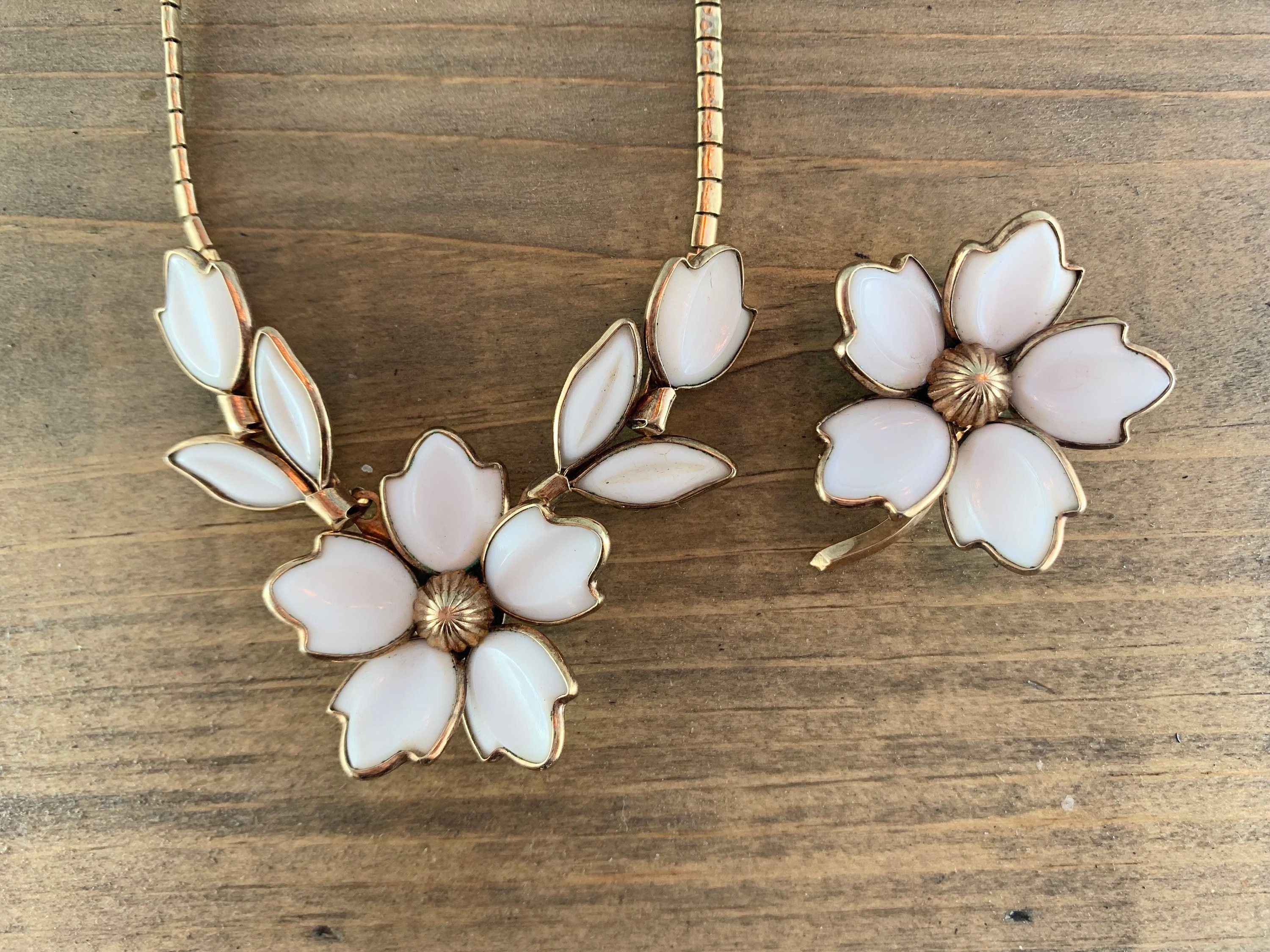 Vintage Trifari Gold Tone White Poured Milk Glass Floral Necklace