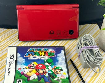 Consola de juegos Nintendo DSi XL Super Mario Bros, 25.º aniversario. Incluye juego Super Mario 64 DS.