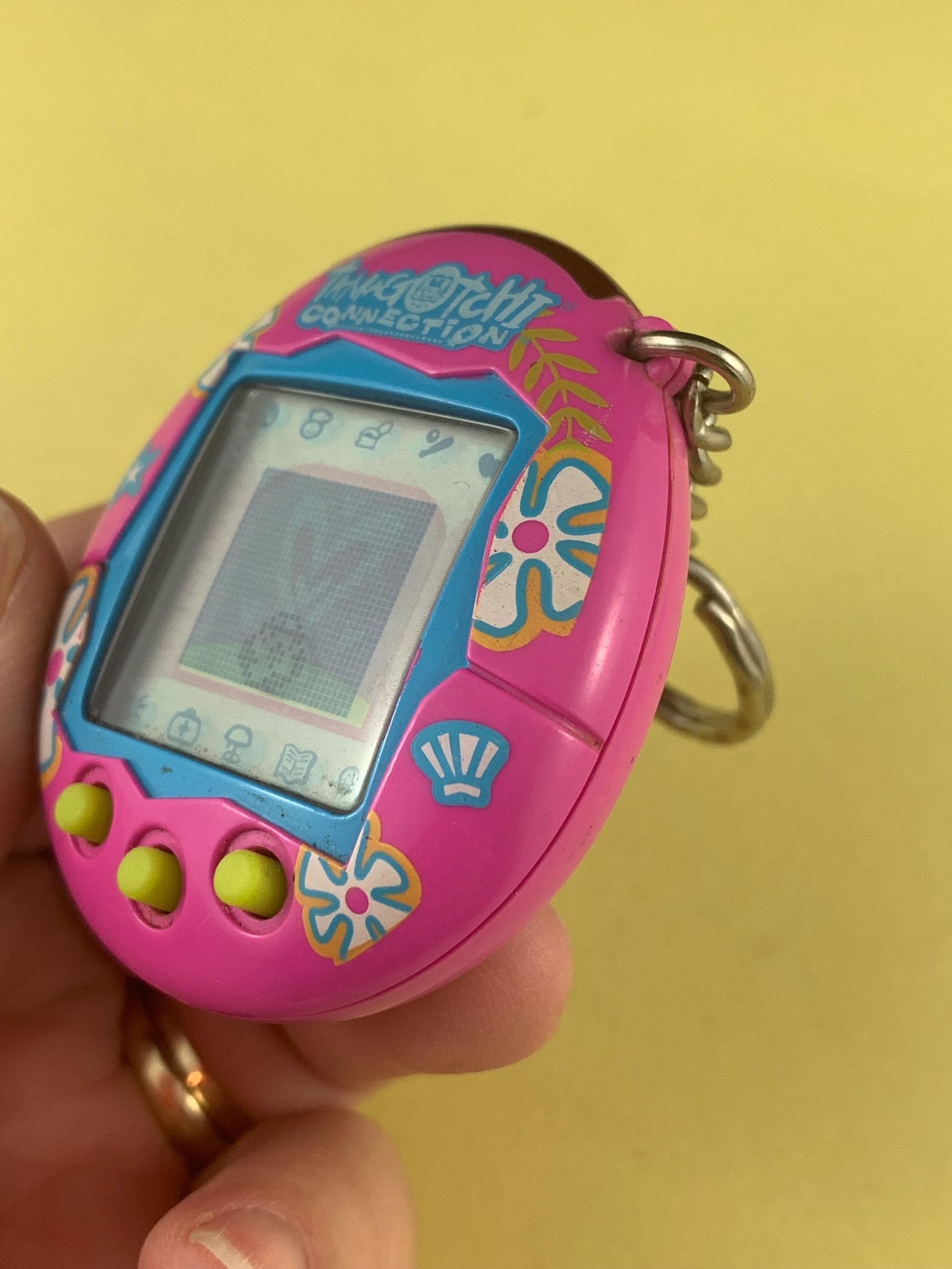 p*中様 たまごっち　2004 2004 Bandai Tamagotchi Connection Dark Fuchsia Pink With White and