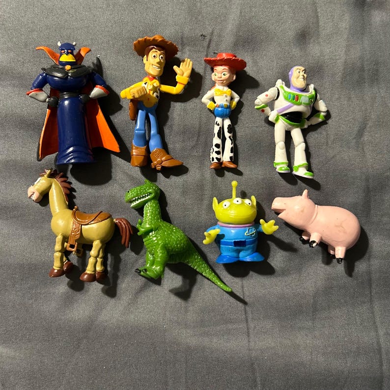 Pu&ograve; includere: Una collezione di statuette dei personaggi di Toy Story, tra cui Woody, Buzz Lightyear, Jessie e altri. Le figure sono dai colori vivaci e realizzate in plastica. I personaggi sono in varie pose.