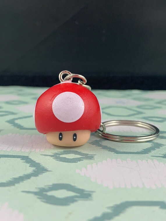 赤いマリオキノコキーチェーンバックパックチャーム - アップサイクル