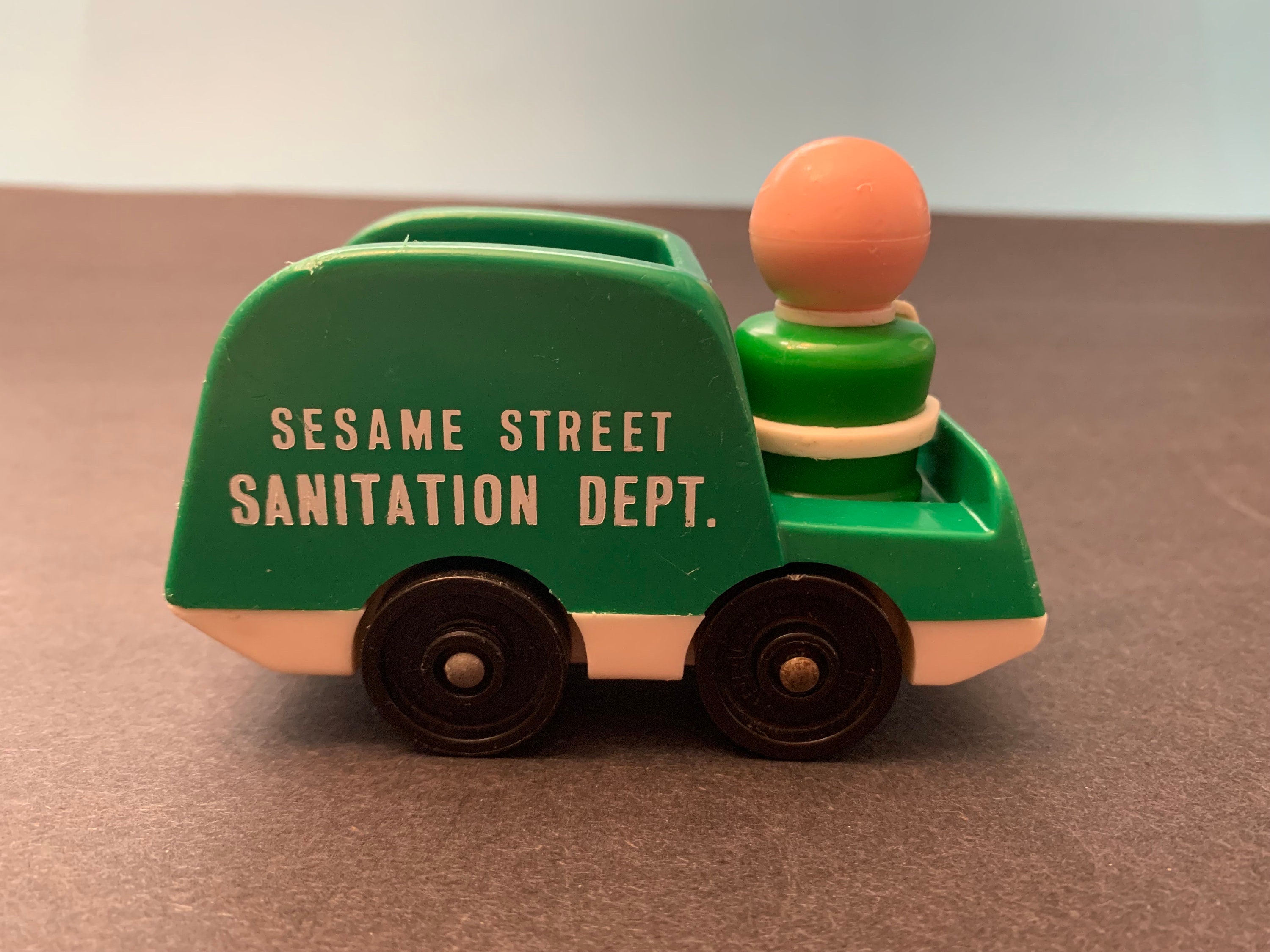1970年 セサミストリート衛生局の緑のゴミ収集車と運転手