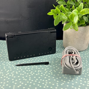 ニンテンドーDSi ポケットモンスター ブラック レシラム＆ゼクロム 限定版 携帯ゲーム機。希少なコレクターズアイテム。スタイラスペンと充電器付属。