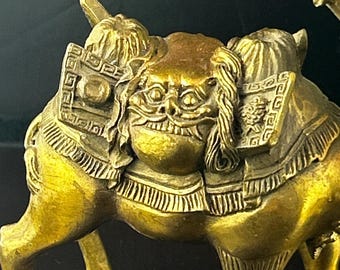ヴィンテージの真鍮製ラクダの置物 - 高さ6インチの装飾的な真鍮製動物