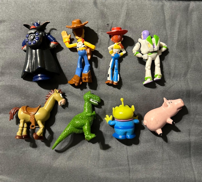 Pu&ograve; includere: Una collezione di figurine dei personaggi di Toy Story, tra cui Woody, Buzz Lightyear, Jessie e altri. Le figure sono dai colori vivaci e realizzate in plastica. I personaggi sono in varie pose d'azione.