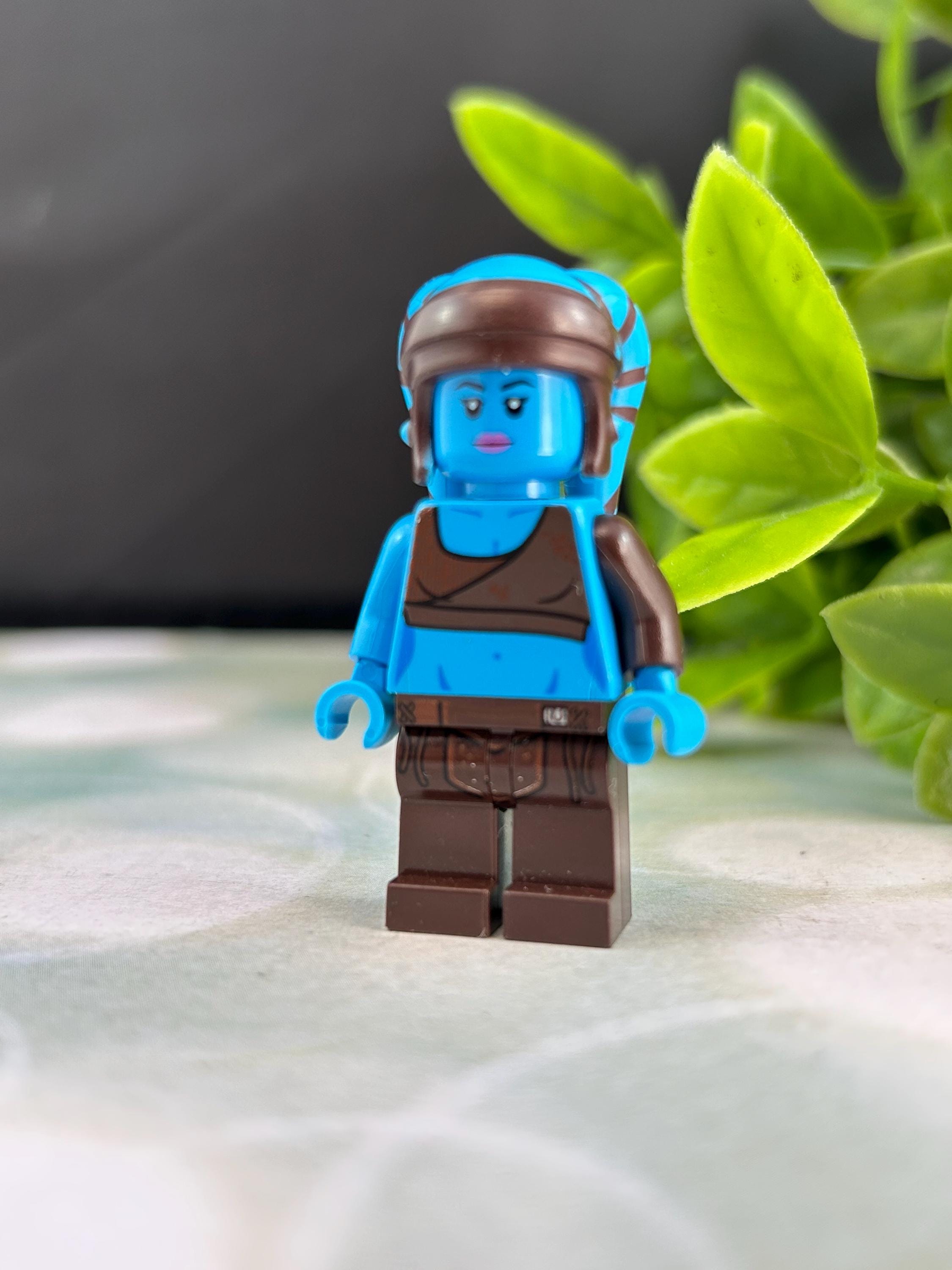 Authentic LEGO Star Wars Aayla Secura - Dark Pink Lips. Sw0833