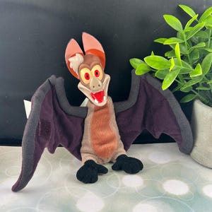 Peluche Batty Koda vintage rare de 1998, tirée du film FernGully : La Dernière Forêt Tropicale, avec Robin Williams et produite par 20th Century Fox.