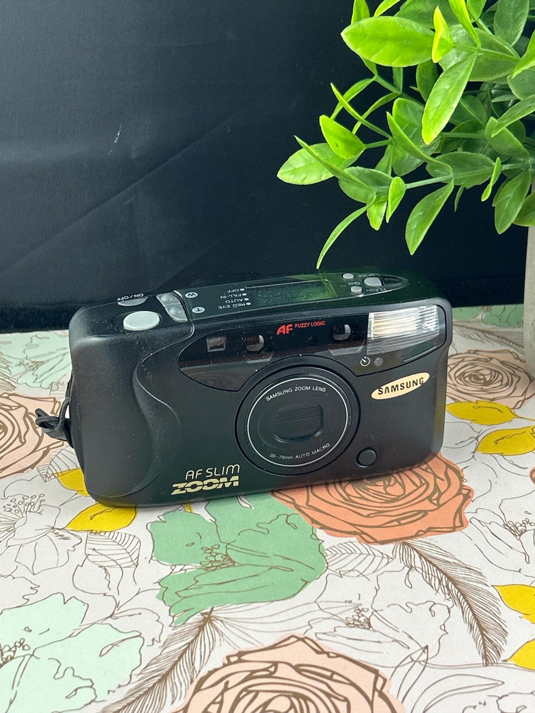 Samsung AF Slim Zoom 35mm Film Camera – Compact & Versatile 90s