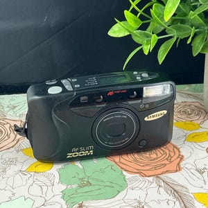 Samsung AF Slim Zoom 35mm Film Camera – Compact & Versatile 90s Classic!