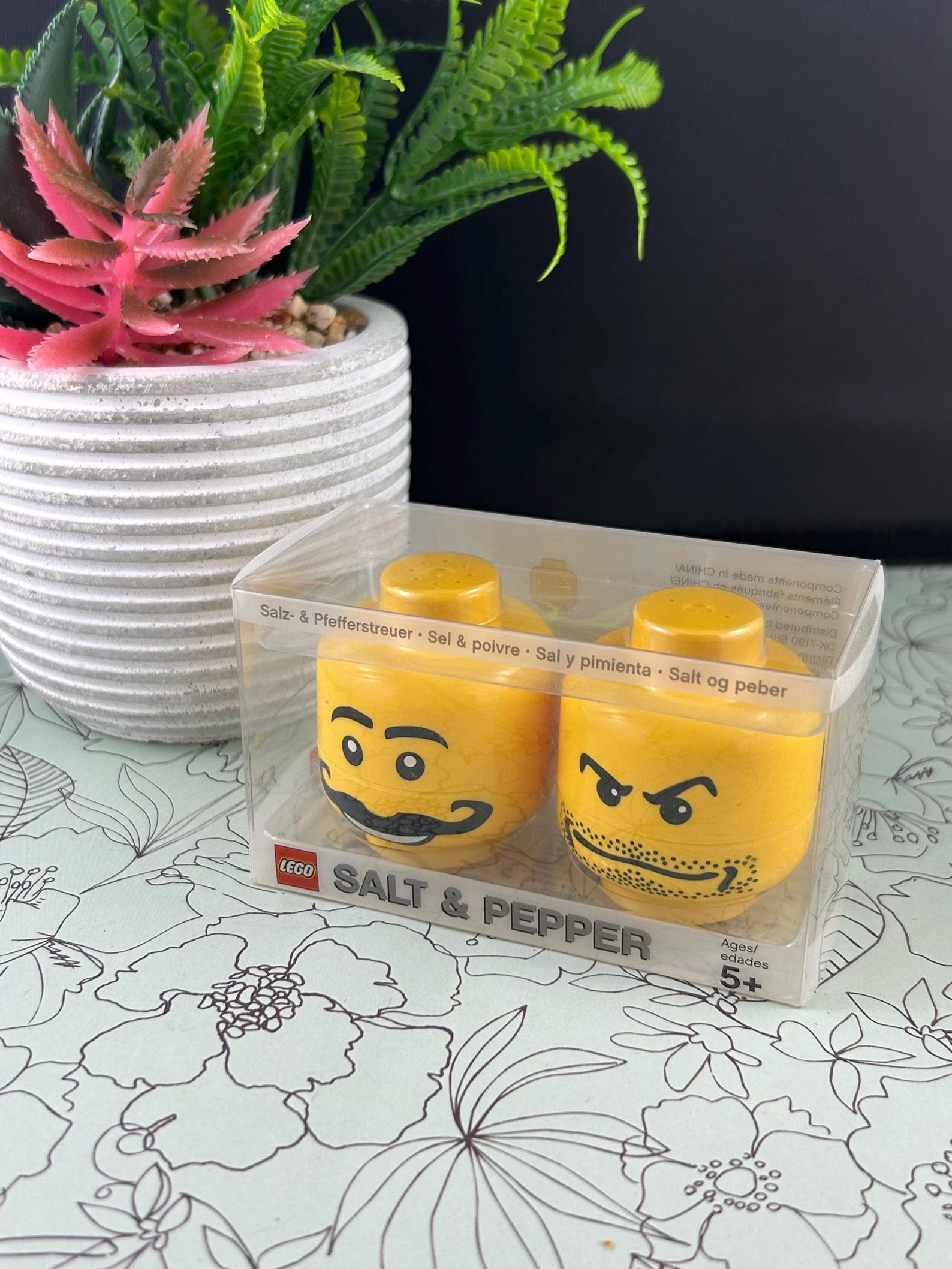 LEGO Heads Salt & Pepper Shaker Set – Faces Edition.
