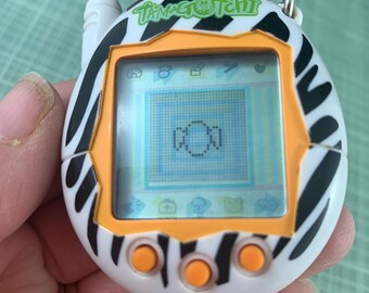 Bandai - Tamagotchi - Tamagotchi Original - Flowers - Animal électronique virtuel avec écran, 3 Boutons et Jeux - 42888