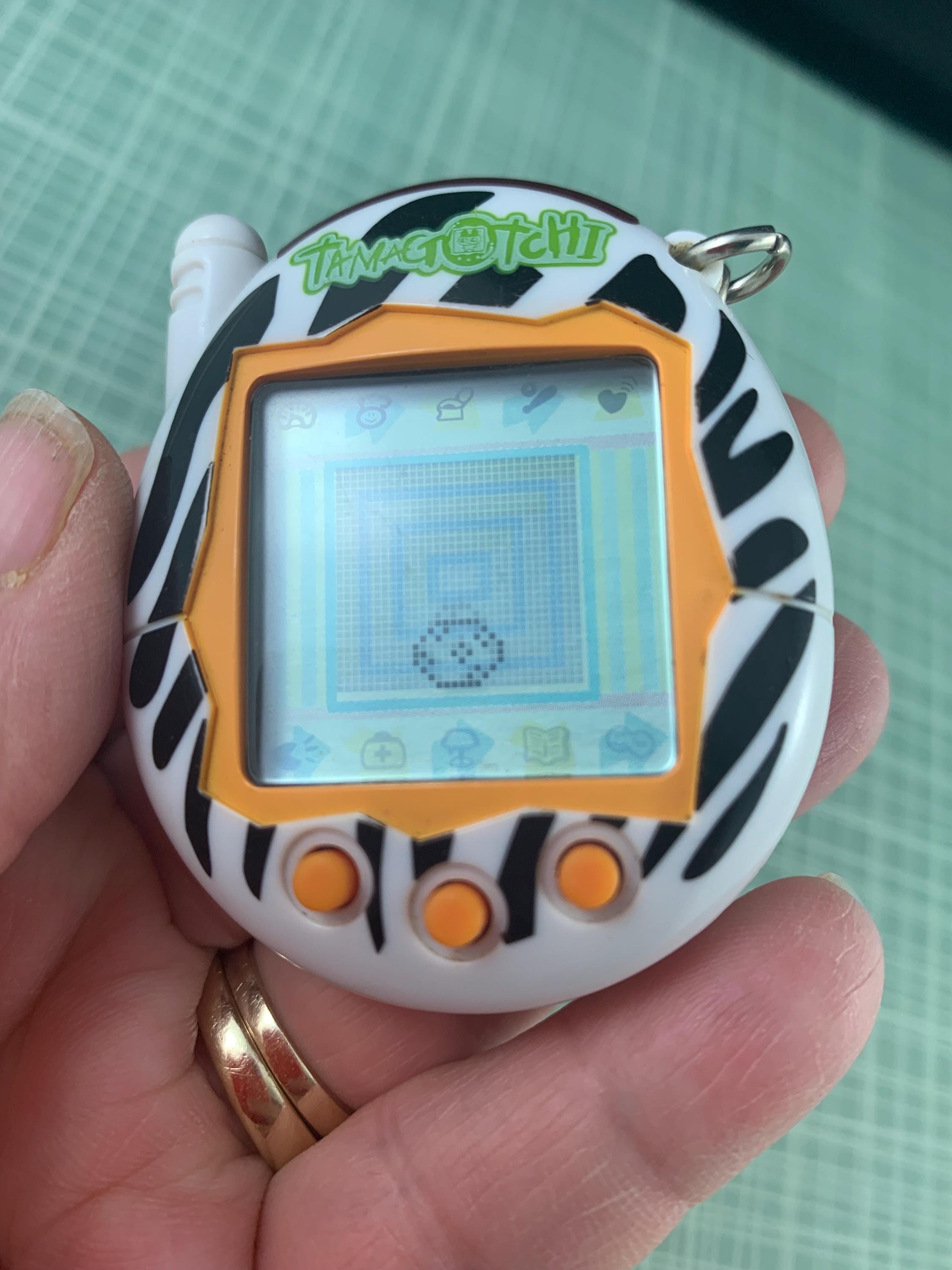 たまごっち　2004 2004 バンダイ たまごっちコネクション V3 黒と白のゼブラ柄、オレンジ
