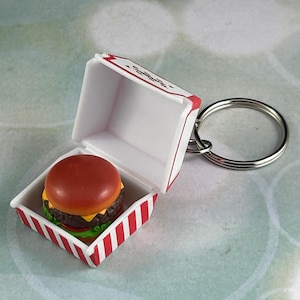 Porte-clés TGI Fridays Glazed Burger Mini Brands – Accessoire de collection unique