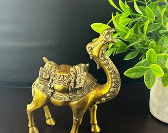 ヴィンテージの真鍮製ラクダの置物 - 高さ6インチの装飾的な真鍮製動物