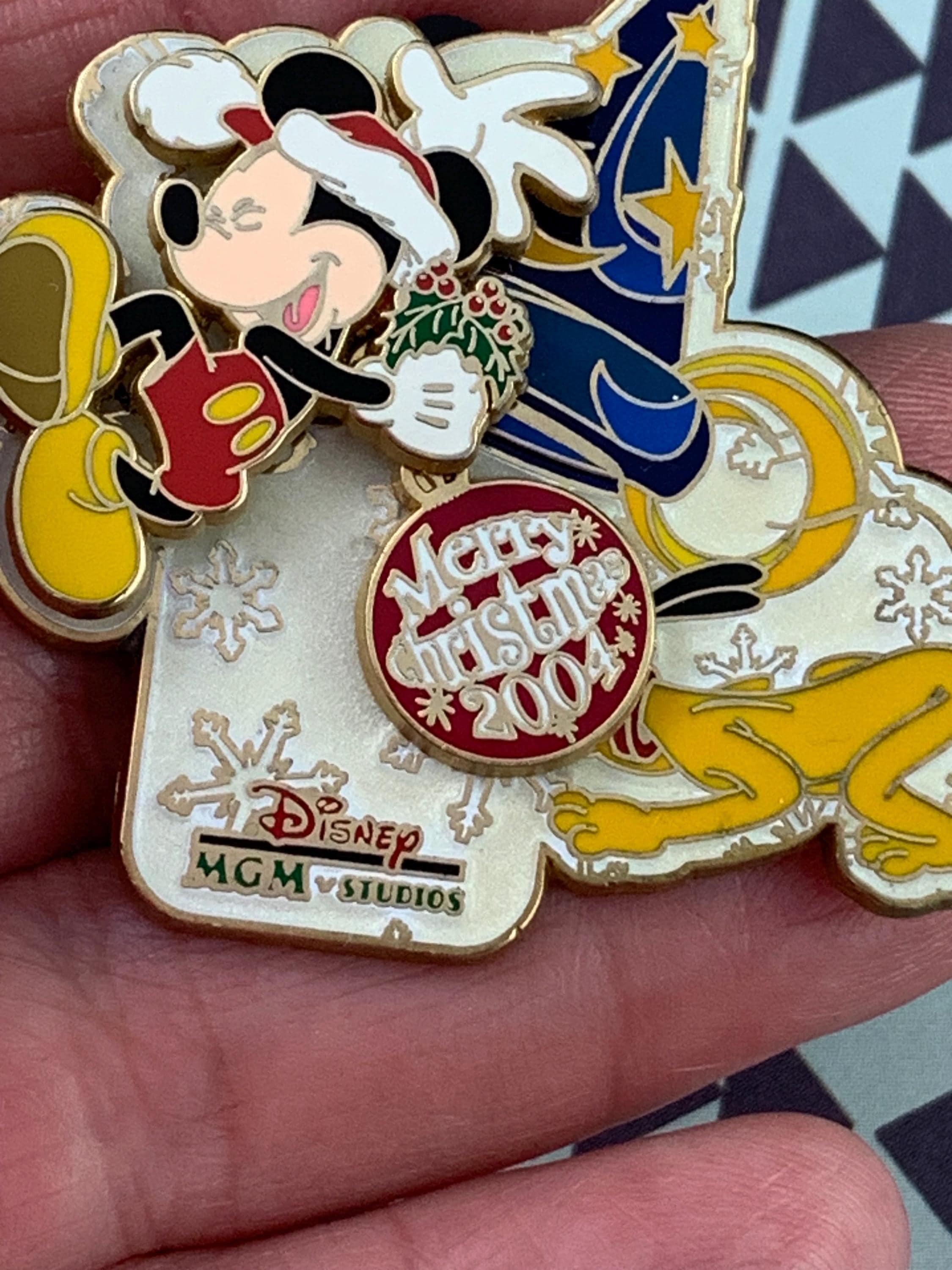 Disney Merry Christmas 2004 限定ピンズ LTD900 Disney WDW MGM 2004 Merry Christmas Swivel Trading Pin - Mickey
