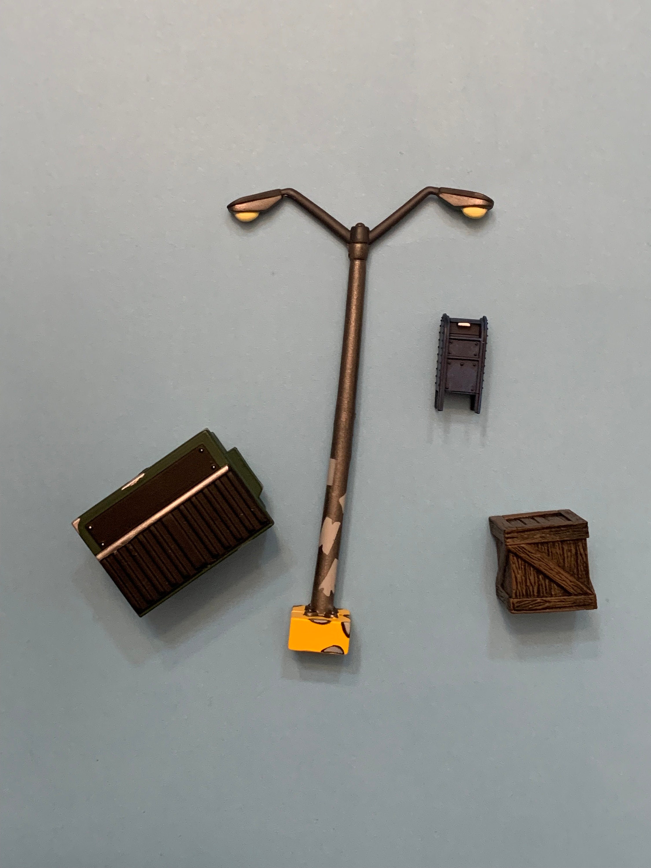 Heroclix Adventure Kit - Outdoor Set: Lamppost, Mailbox, Crate