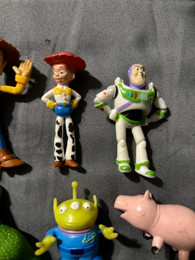 Pu&ograve; includere: Una collezione di figurine dei personaggi di Toy Story, tra cui Woody, Jessie, Buzz Lightyear, un alieno e Hamm il maiale. Le figurine sono dai colori vivaci e realizzate in plastica, con dettagli e pose.
