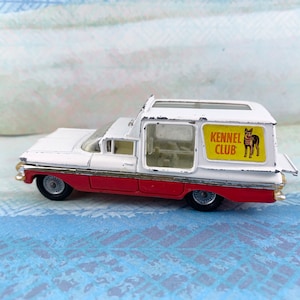 CORGI 1/43 REF 486 Chevrolet Impala Kennel Club Avec Ses Chiens Bel Etat EUR 32,50 - FR