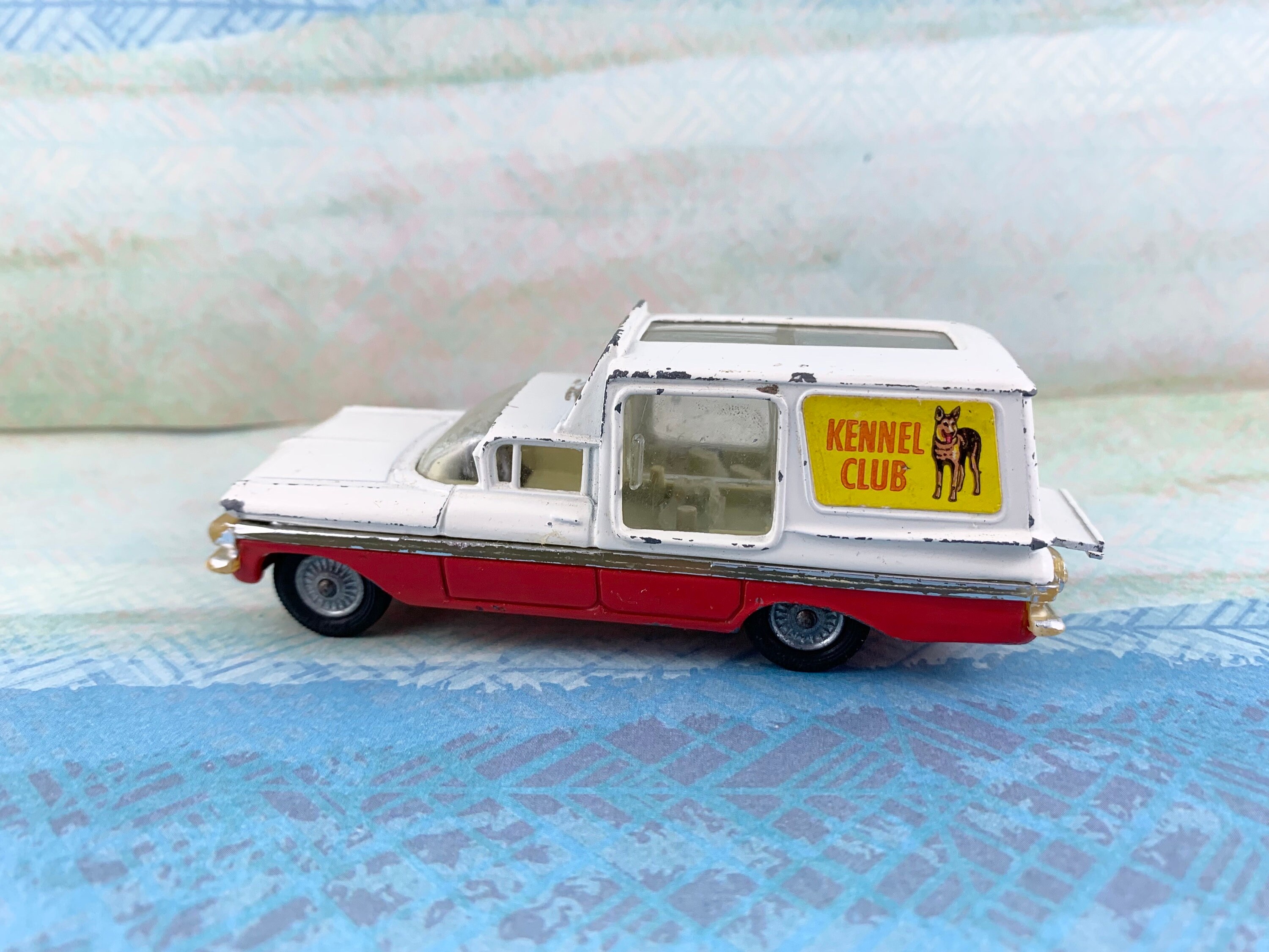 CORGI TOYS - #486 Chevrolet Impala Kennel Club Service Wagon Die