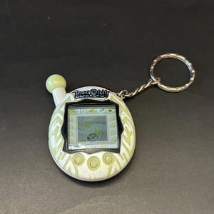 たまごっち　connection V3 コネクション　海外版　正規品　グリーン たまごっち connection V3 コネクション 海外版 正規品 グリーン