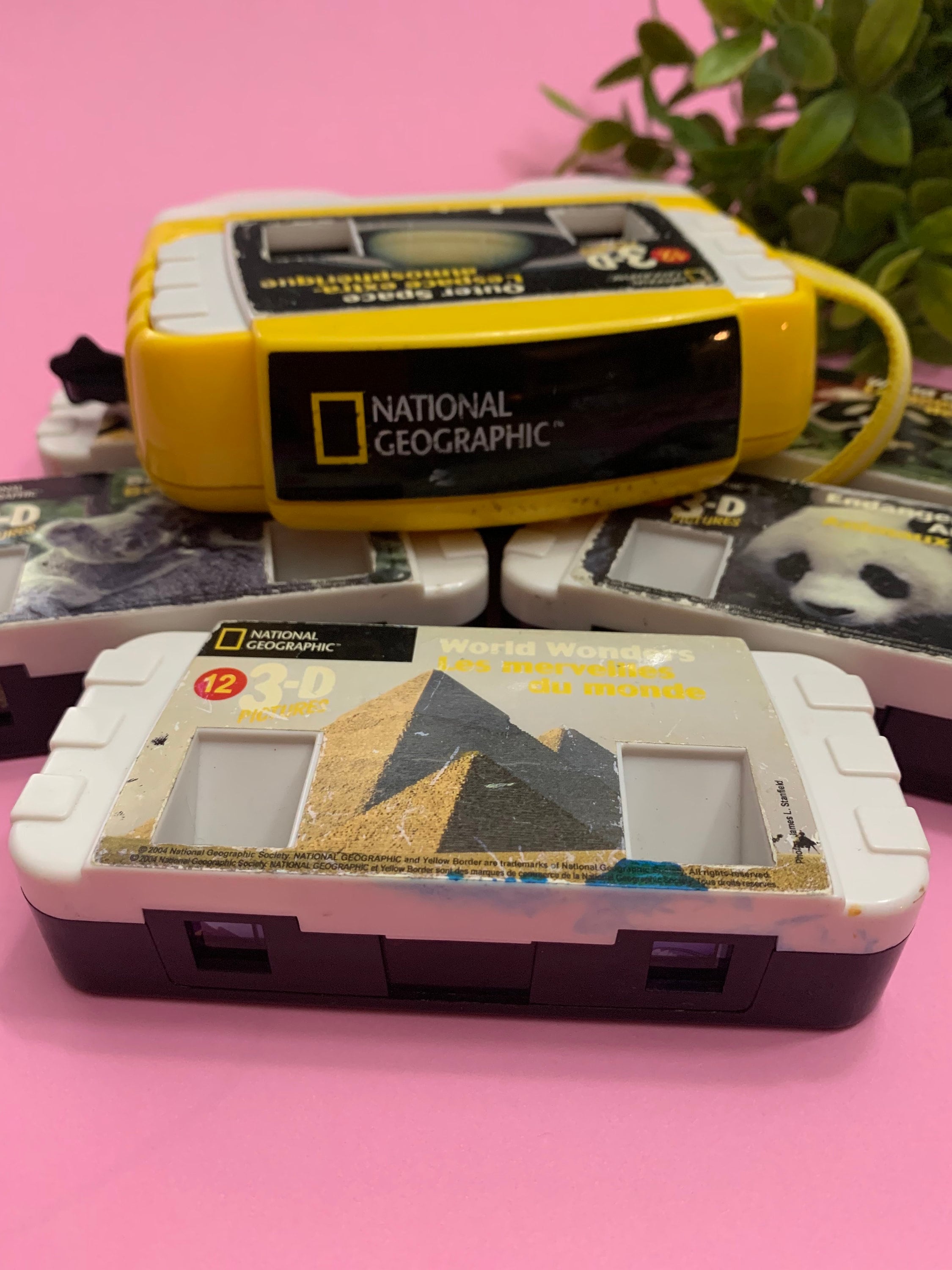 National Geographic 3D Picture Viewer and 6 Cartridges - Rare Find