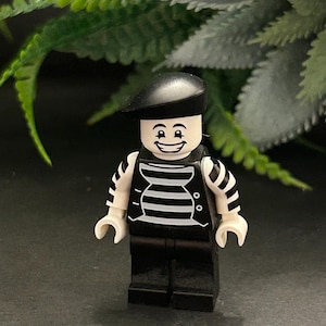 Authentic LEGO Mime Minifigure Series 2 Set 8684 col025