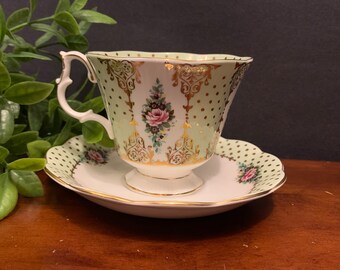 Royal Albert Pierrette Serie Teetasse und Untertasse Hellgrün mit Goldakzenten und rosa Blumen - Vintage 1960er-1970er Jahre