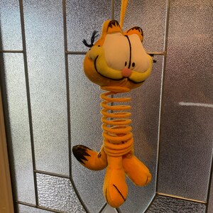 1999 Slinky Garfield Plush – Nanco Garfield Collectible – Stretchy Classic Cartoon Cat – Retro Garfield Toy – Cute 90s Nostalgia Gift