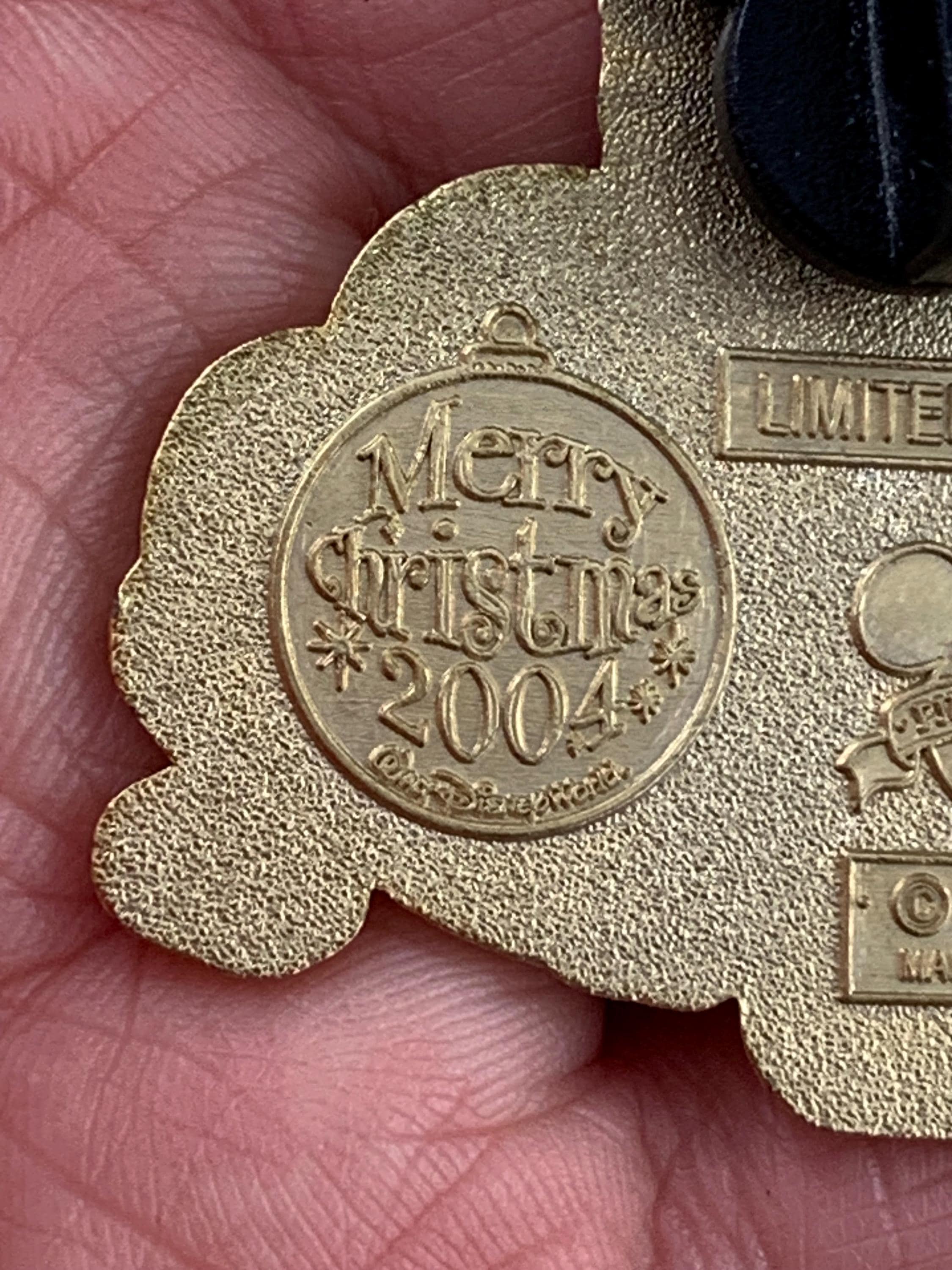Disney Merry Christmas 2004 限定ピンズ LTD900 Disney WDW MGM 2004 Merry Christmas Swivel Trading Pin - Mickey