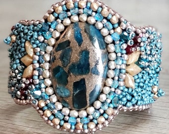 31.7 Ct Mohave Spiny Copper Apatite Oval Cabochon Bracelet