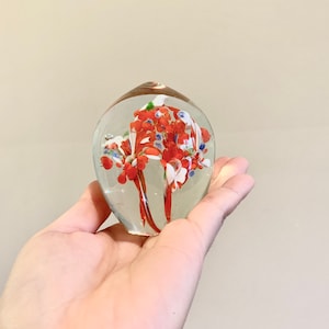 ヴィンテージ アート ガラス 赤 白 花柄 ペーパーウェイト