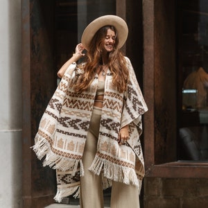 Poncho en laine unisexe pour adulte avec imprimé ethnique et franges Poncho blanc pour femme Poncho blanc pour homme Poncho beige chaud avec imprimé Cadeau pour elle image 1