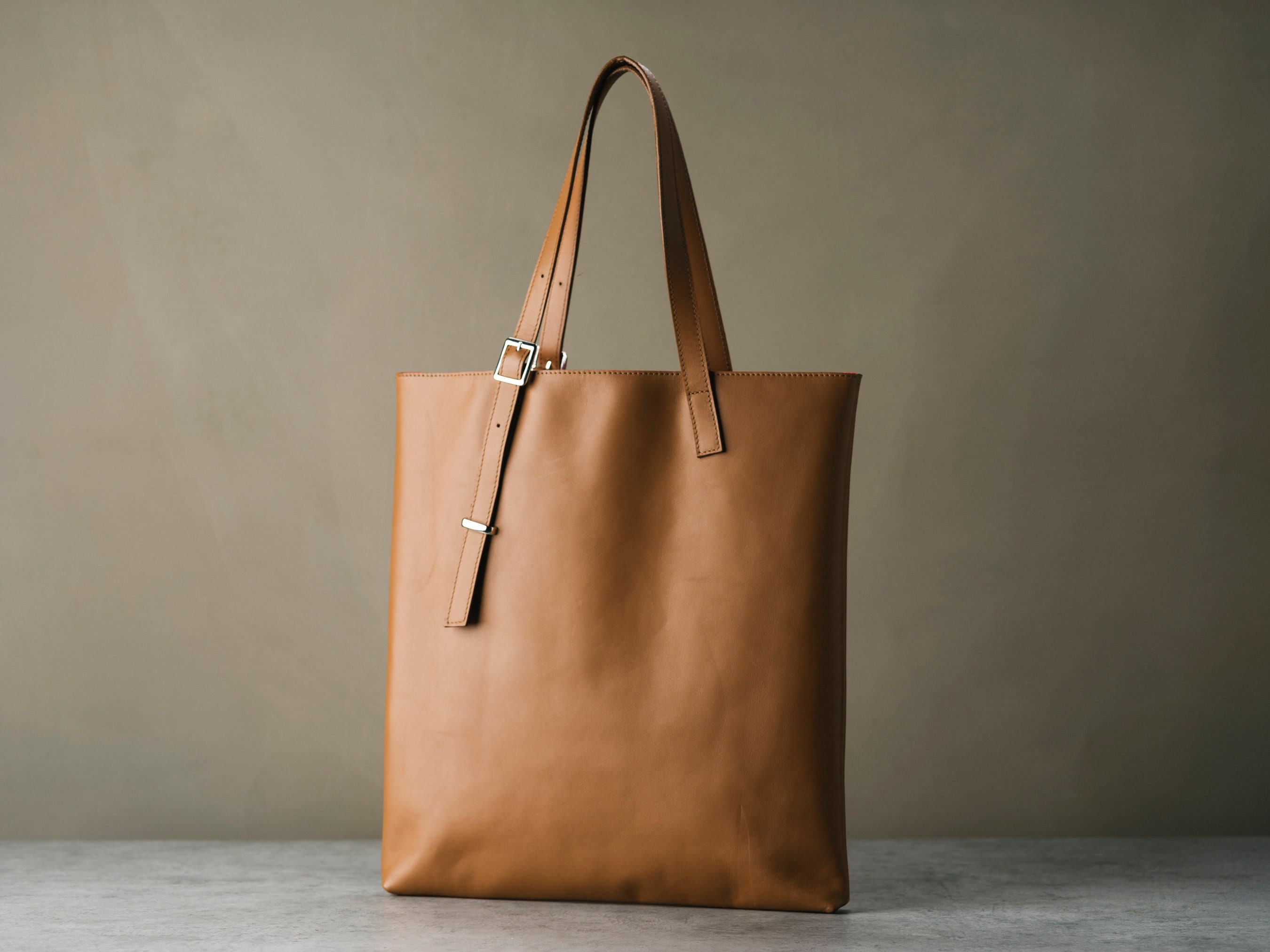 ベージュレザートートバッグ、13インチノートパソコン対応、調節可能な