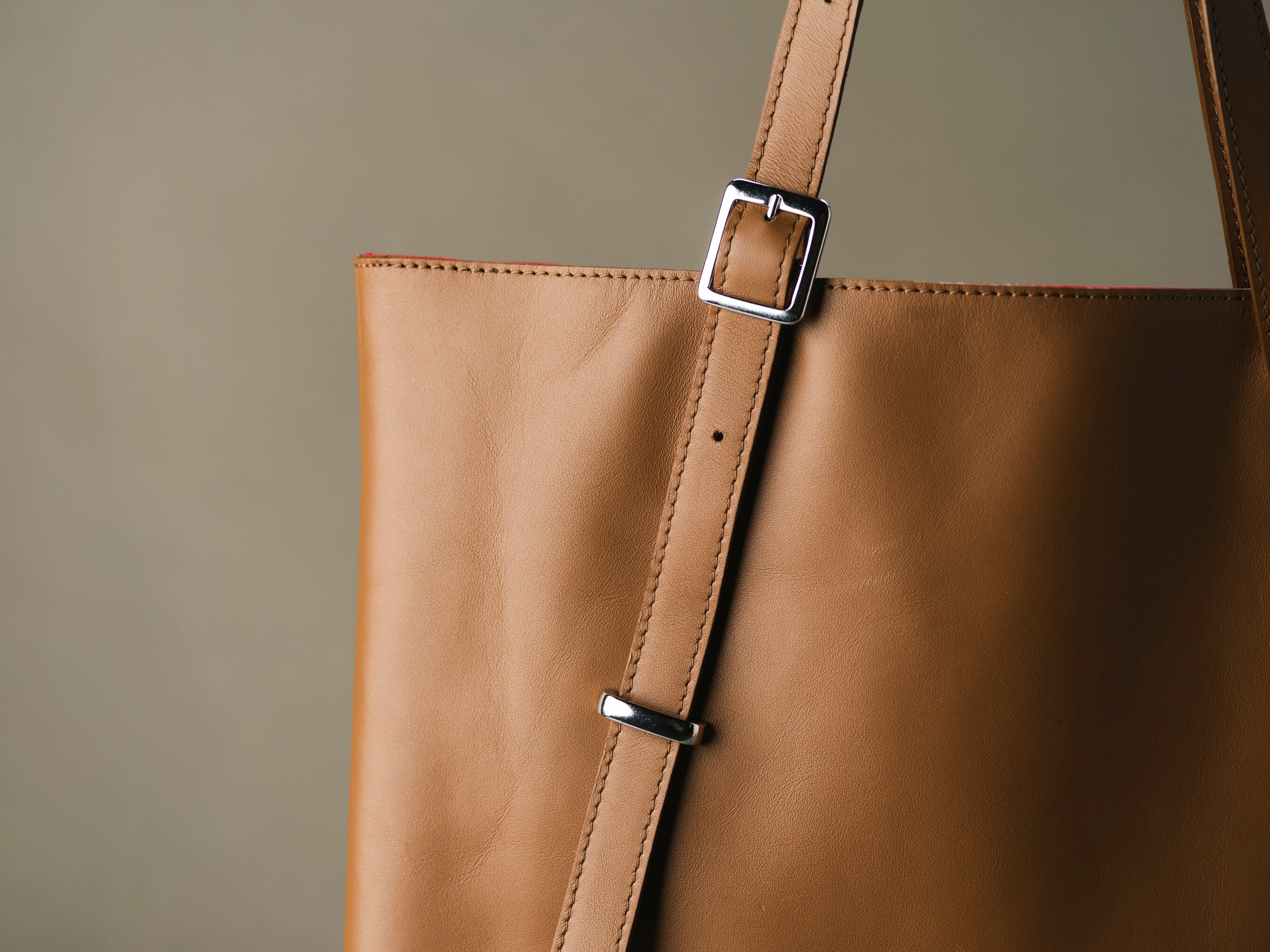 ベージュレザートートバッグ、13インチノートパソコン対応、調節可能な