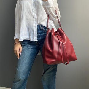 Bordeauxrote Leder Bucket Bag, Bordeaux Bucket Bag, Handgefertigte Beuteltasche, Bordeaux Kordelzug Ledertasche, Geschenk zum Valentinstag für Sie