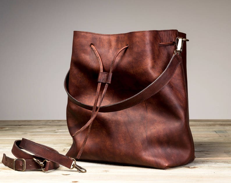 BUCKET BAG 29 IN BRONZE BROWN CALFSKIN main image 0
